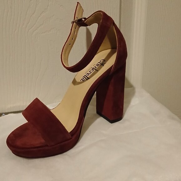 Small Cinderella of Boston "sorento" heels. 3w - Picture 1 of 6